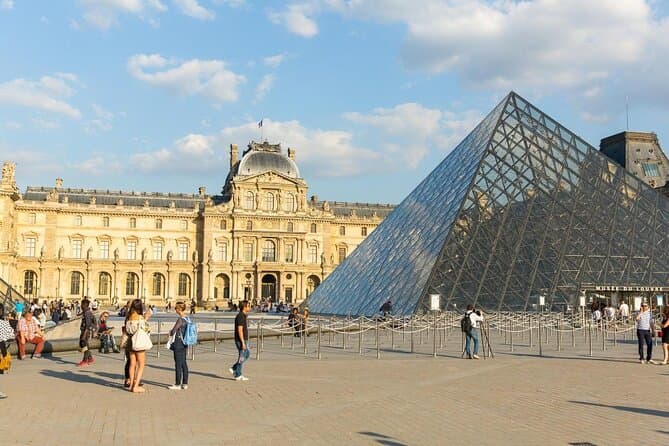 Street scene from the 1st Arrondissement — Louvre & Tuileries