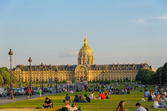 Street scene from the 7th Arrondissement — Eiffel Tower & Invalides